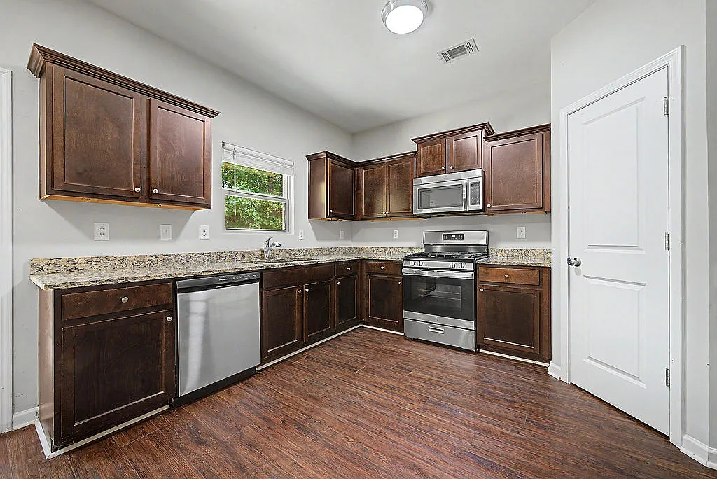4 bed, 2.0 bath, 1897 sqft, $2,900 — Photo 4