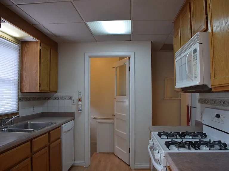864 E Bryan Ave — Photo 3