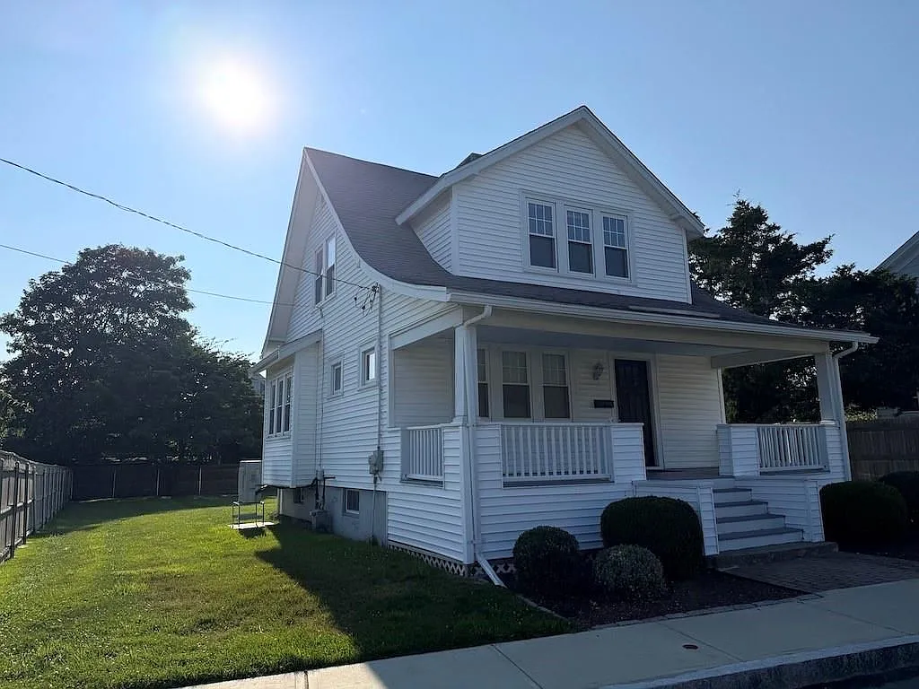 2 bed, 1.0 bath, 1054 sqft, $3,500 — Photo 2