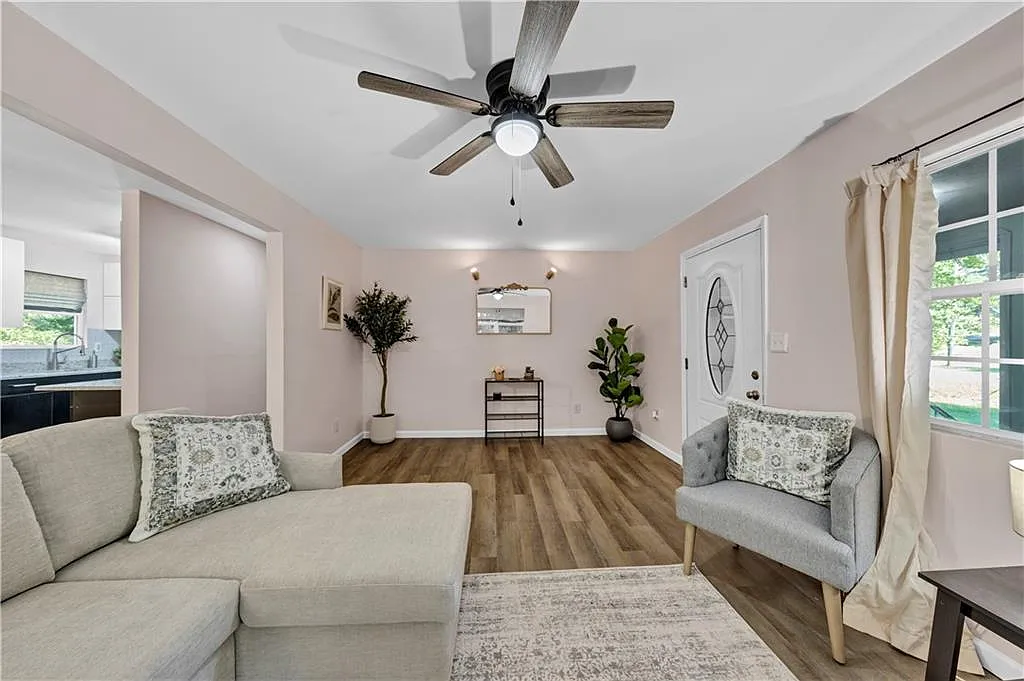 3 bed, 1.0 bath, 1072 sqft, $1,895 — Photo 4