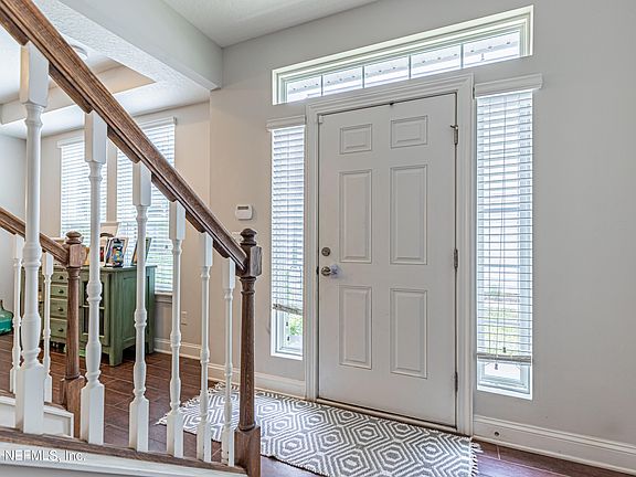 5th image of 385 RICHMOND Drive