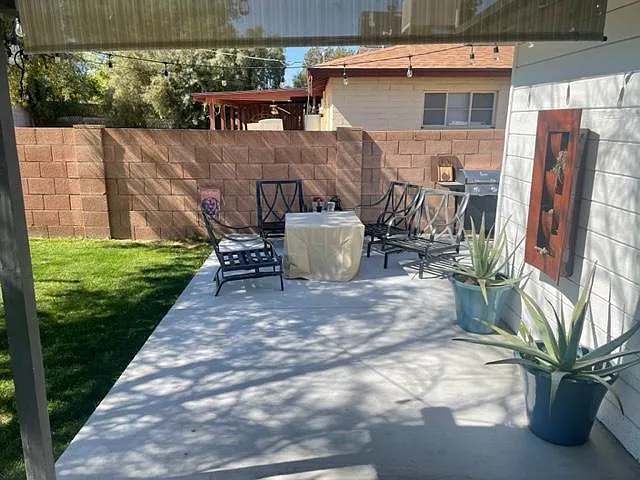 911 E San Juan Ave