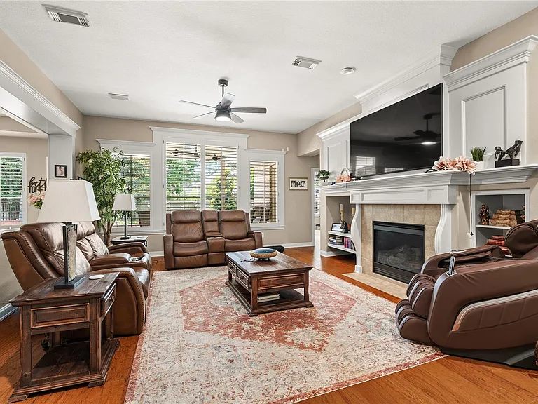131 E Beckonvale Cir — Photo 16
