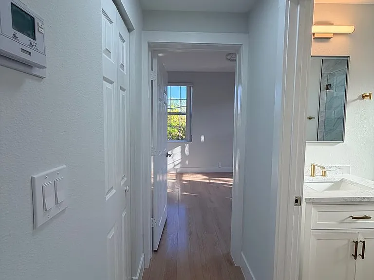 Valencia Apartments — Photo 14