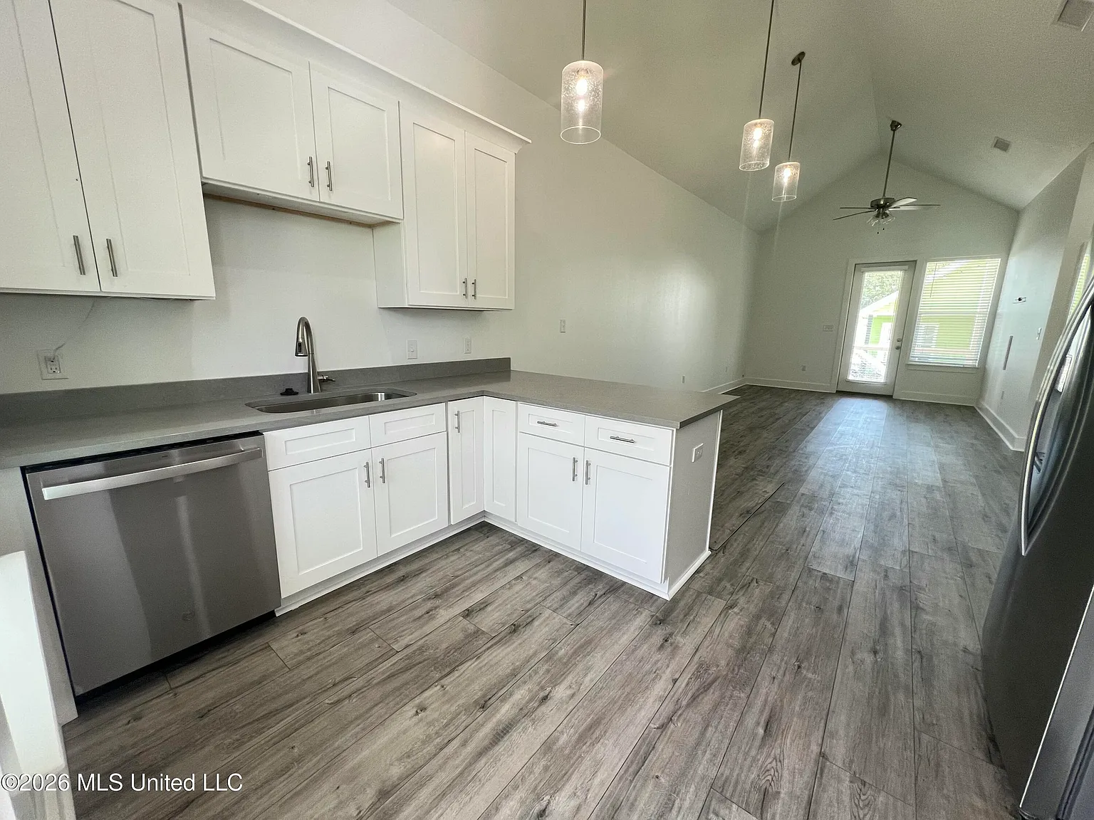 2 bed, 2.0 bath, 1000 sqft, $1,800 — Photo 2