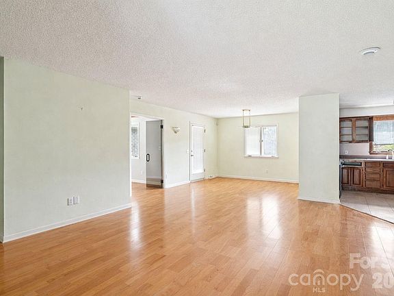 5th image of 425 Lariat Cir
