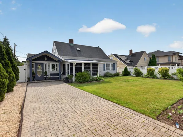 5 Long Lane, Levittown, NY 11758