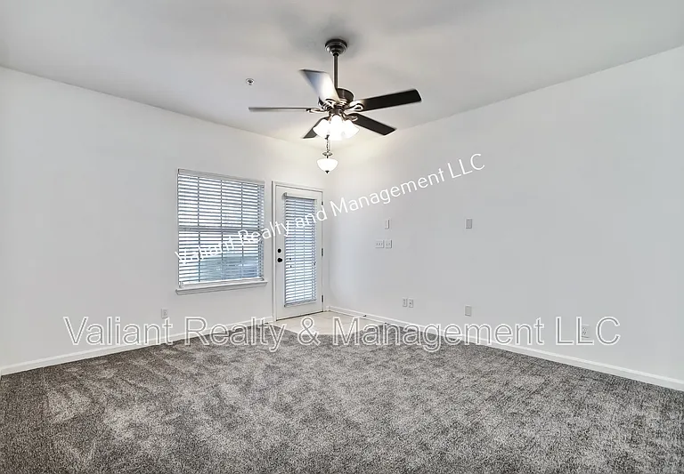 575 Oakleaf Plantation Pkwy #1-1303 — Photo 9