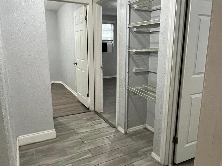 4413 Moncrief Rd W — Photo 16