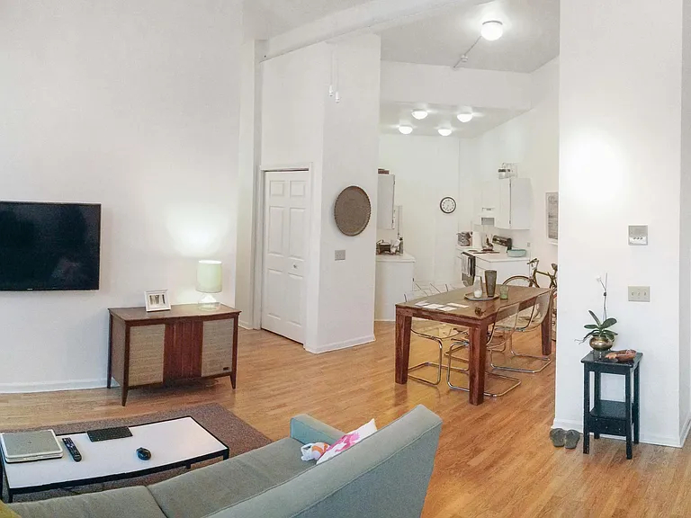 837 N Milwaukee Ave #202 — Photo 3