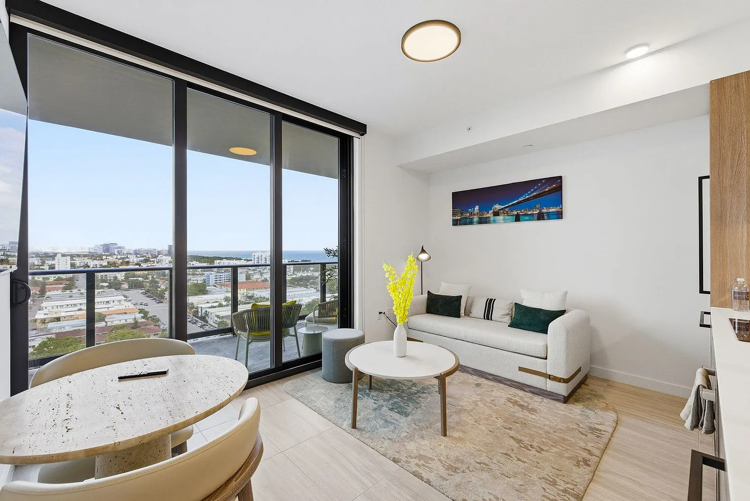 1 bed, 1.0 bath, 548 sqft, $2,911 — Photo 2