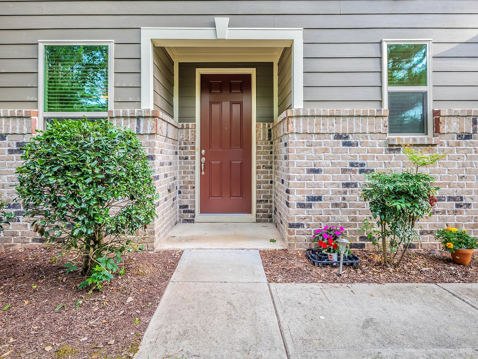 5 bed, 2896 sqft, $2,800 — Photo 3
