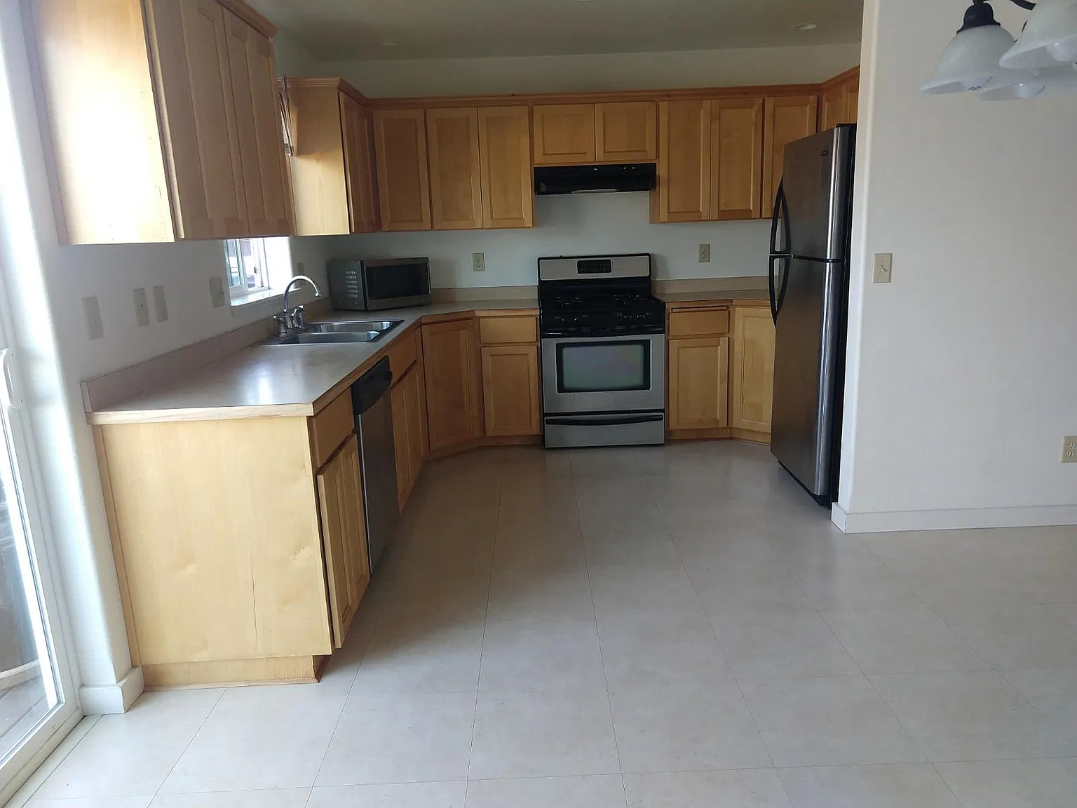 3 bed, 2.5 bath, 1688 sqft, $2,500 — Photo 3