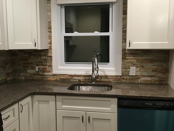 KITCHEN SINK WITH STAINLESS STEEL DISHWASHER