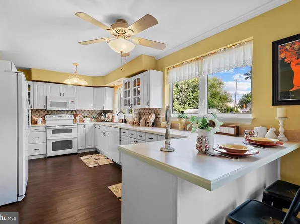 25 Lancaster Dr, Marlton, NJ 08053