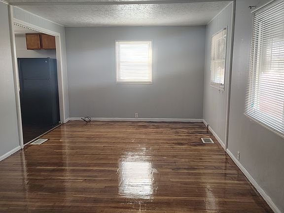 3rd image of 1936 Shaftesbury Rd