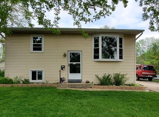 408 Singapore Ln, Carpentersville, IL