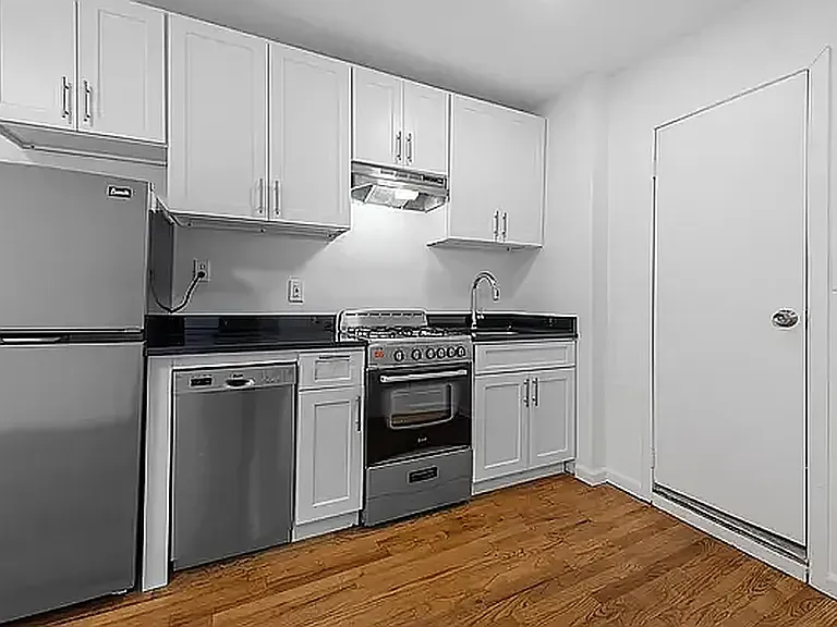 269 E 10th St #16 — Photo 3