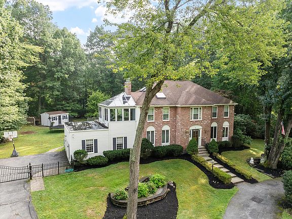 2nd image of 4 Wellington Cir