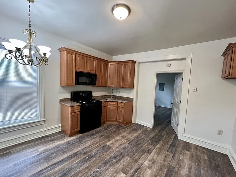 831 W Walnut St — Photo 2