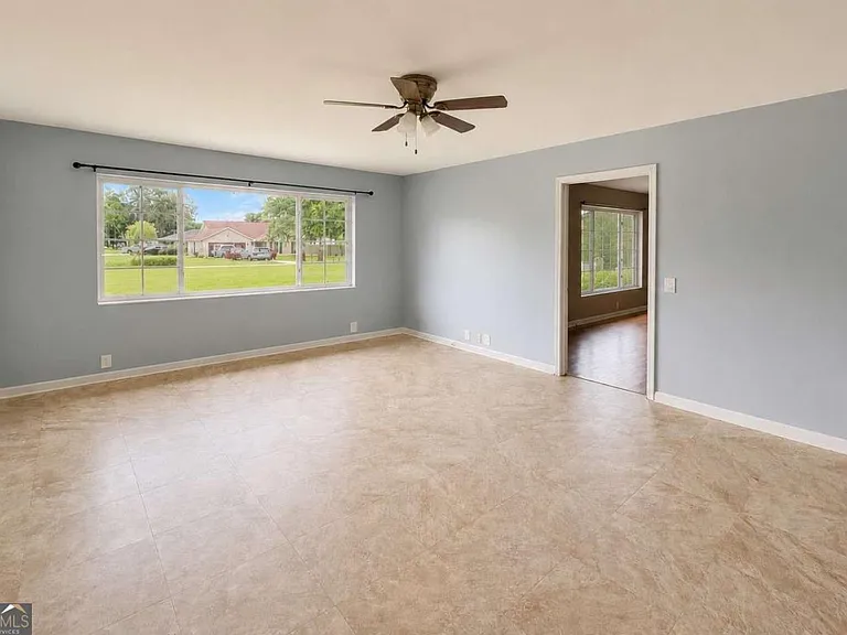 504 Bowen St — Photo 11