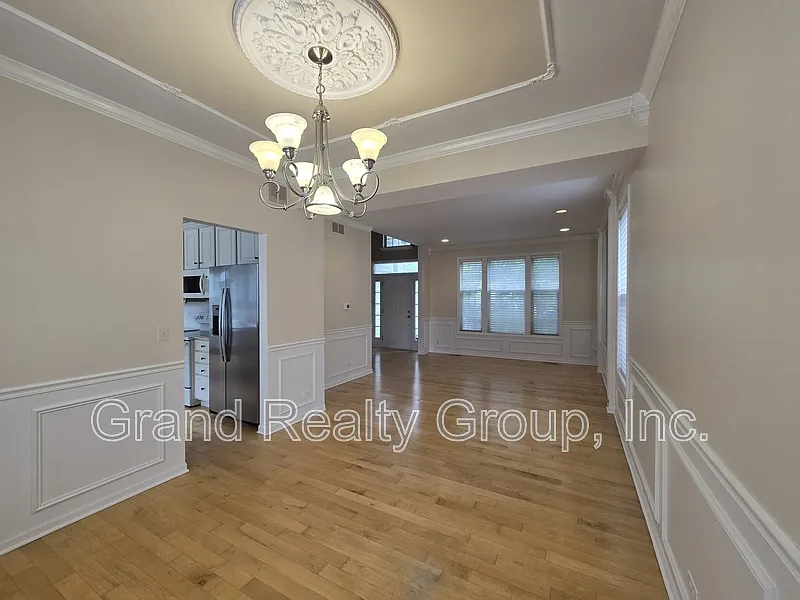 4 bed, 2.5 bath, 2262 sqft, $3,350 — Photo 3