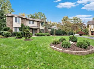 3051 Huntingdon Dr, West Bloomfield, MI 48322