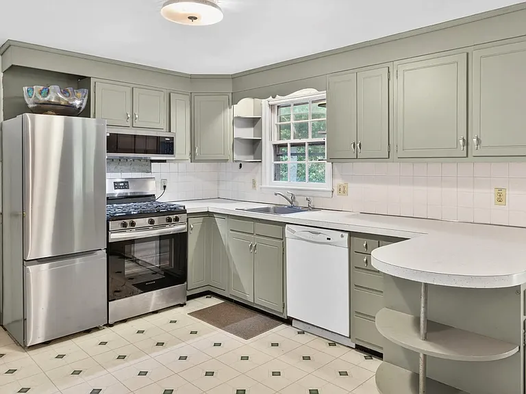 101 Longfellow Dr — Photo 2