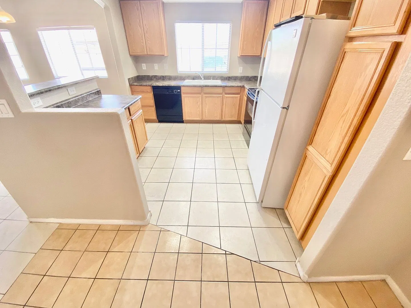 Spacious 2 Bedroom Condo — Photo 4