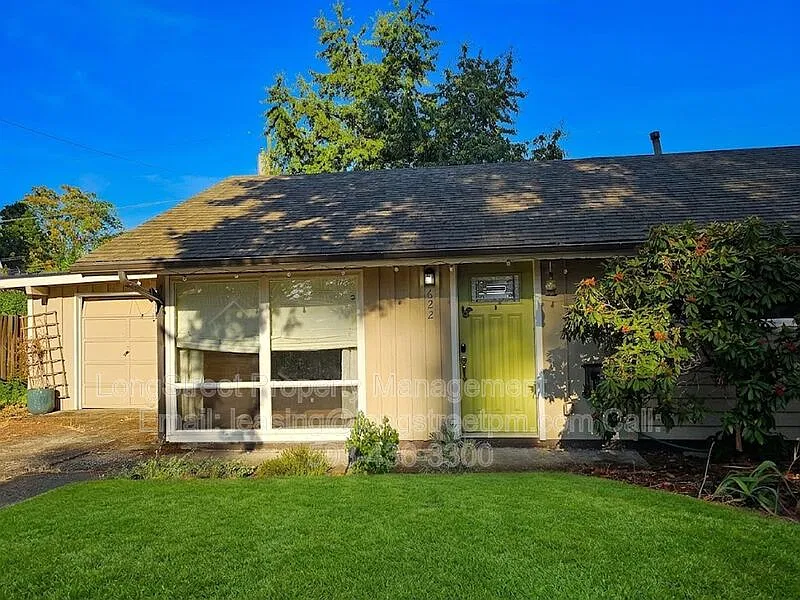 3 bed, 1.0 bath, 1000 sqft, $2,295 — Photo 2
