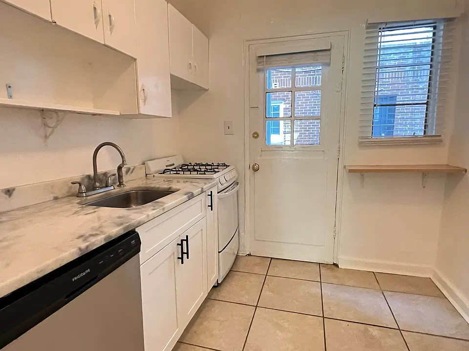 877 Charles Allen Dr NE #5