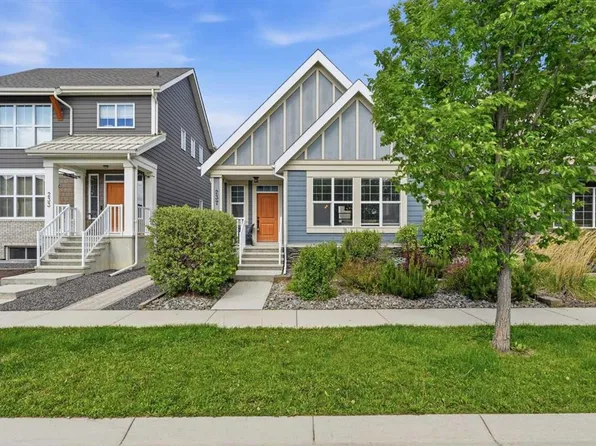 237 SW Mahogany Parade SE, Calgary, AB T3M 2J9