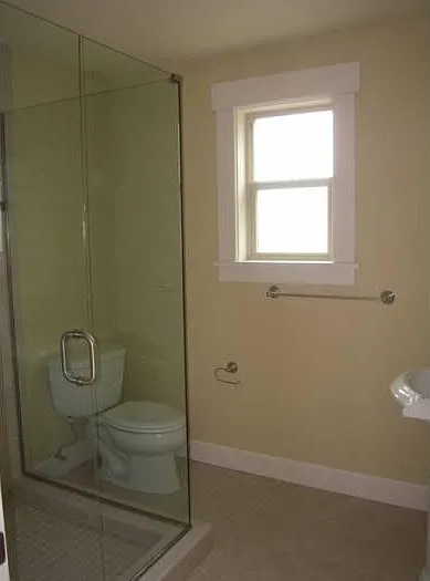 73 NE Graham St — Photo 12
