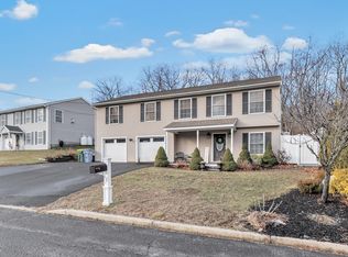 28 Glenford Dr, Waterbury, CT 06708