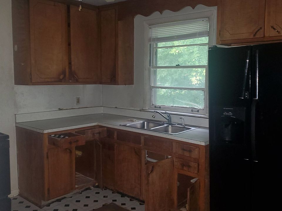 2nd image of 3210 Holland Ln