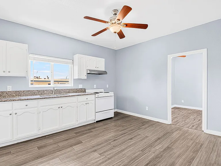 2212 Myrtle Avenue — Photo 2