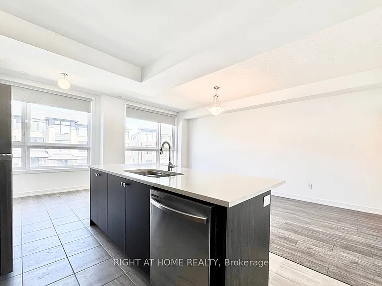 16 Blue Forest Cres — Photo 6