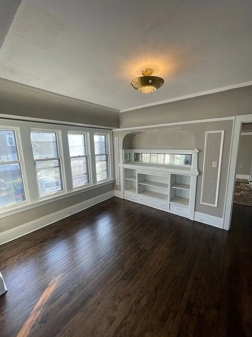 2419-2421 W Keefe Ave. (Duplex) — Photo 3