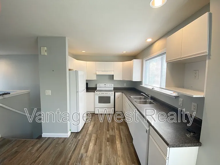 1073B Lawson Ave — Photo 1