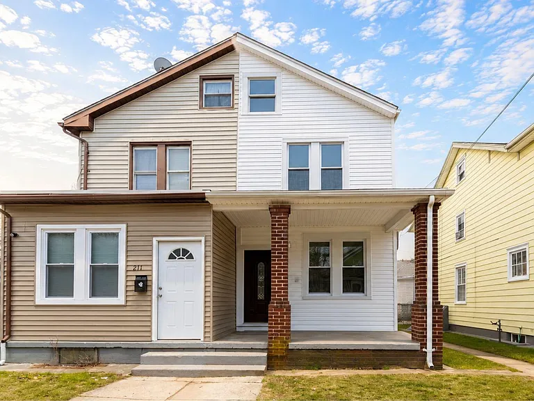 209 Woodlawn Ave — Photo 2