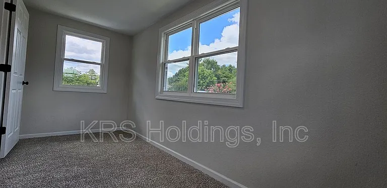 308 Saint James Ave #B — Photo 11