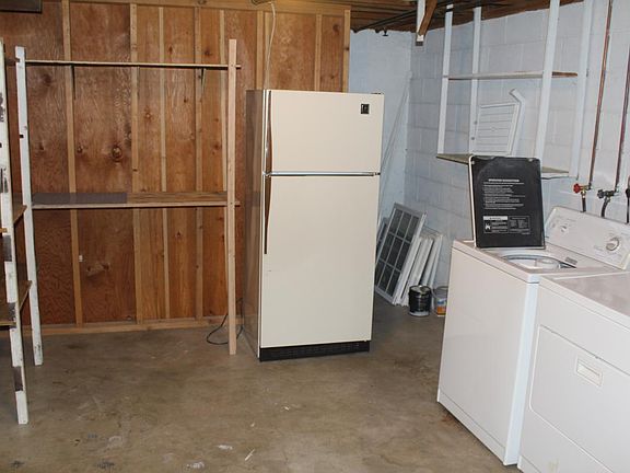 Basment laundry and storage