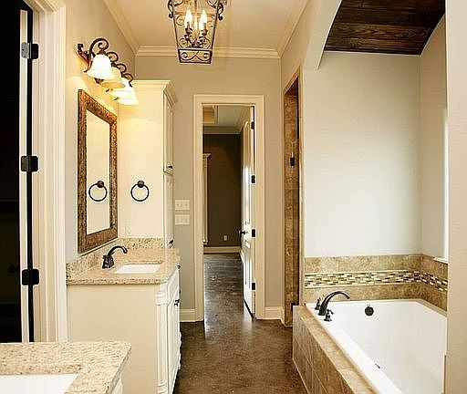 Master Bath w/ 6' soaking tub