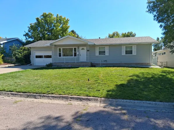 781 Parry Dr, Chadron, NE 69337