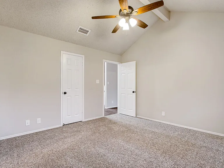 11823 Adriana Maria — Photo 17
