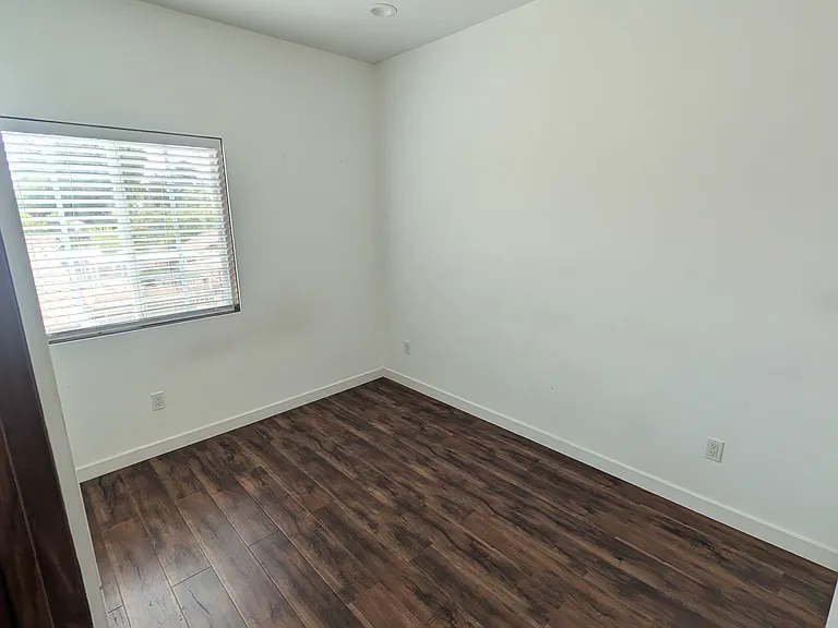 13715 Fellows Ave — Photo 11