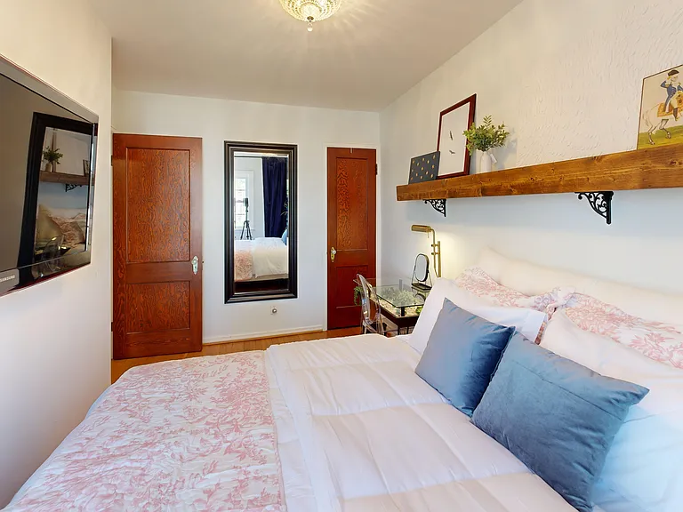 Upstairs Queen size bedroom