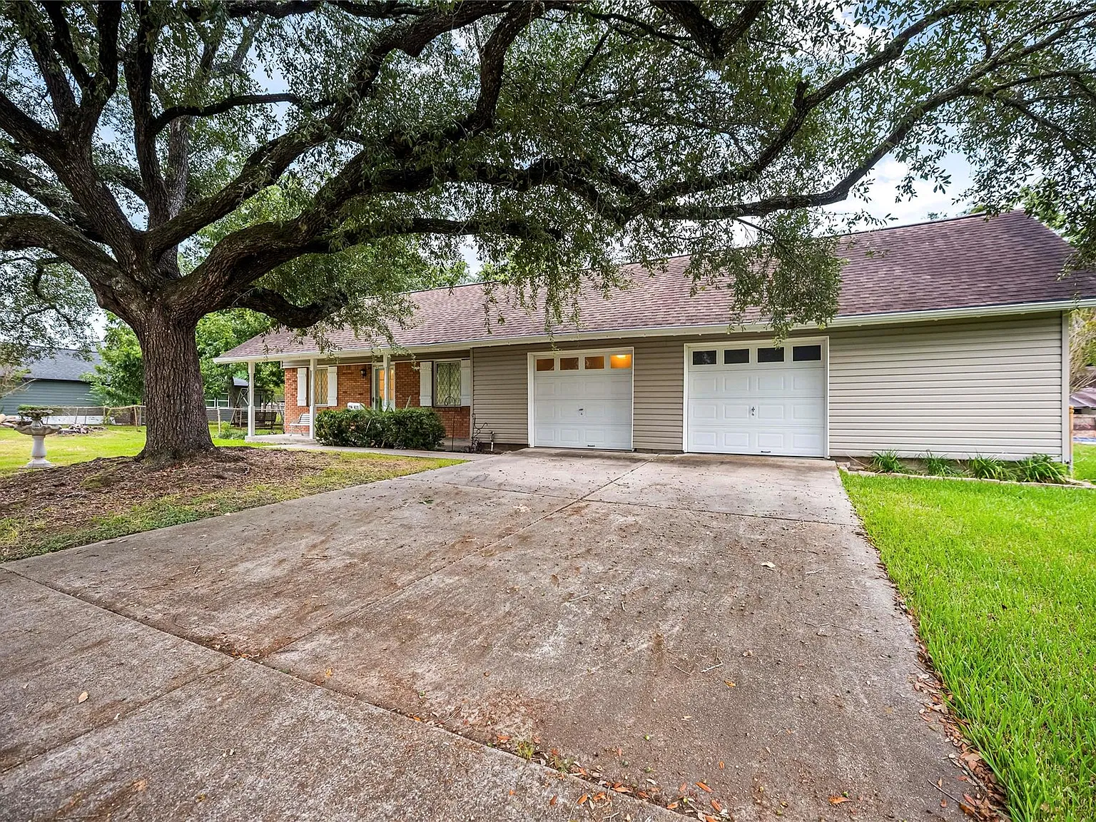 3 bed, 1.0 bath, 1092 sqft, $1,700 — Photo 2
