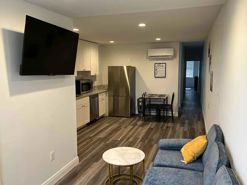 Cozy Apartment by Hopkins Downtown — Photo 2