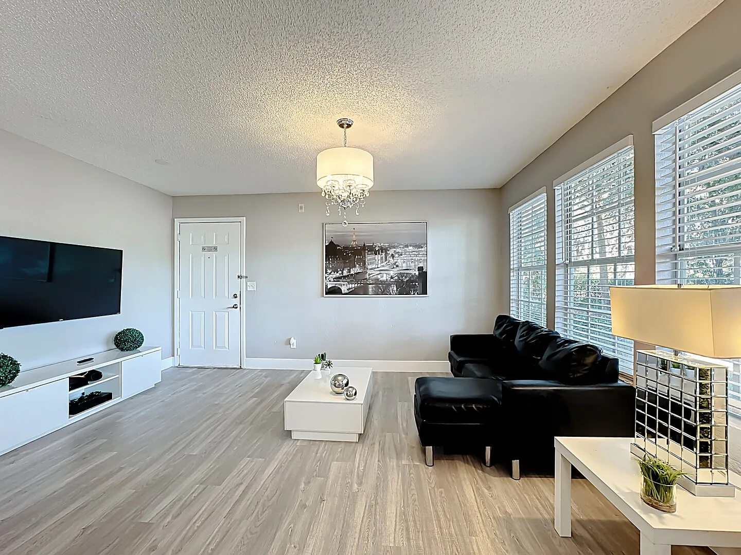 Stunning & Furnished 2-Bedroom Condo in SeaWorld — Photo 2